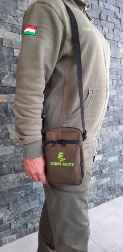 Hímzett military green válltáska