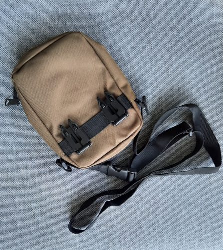 Hímzett military green válltáska